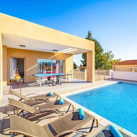 Pomera Dos By Βίλα